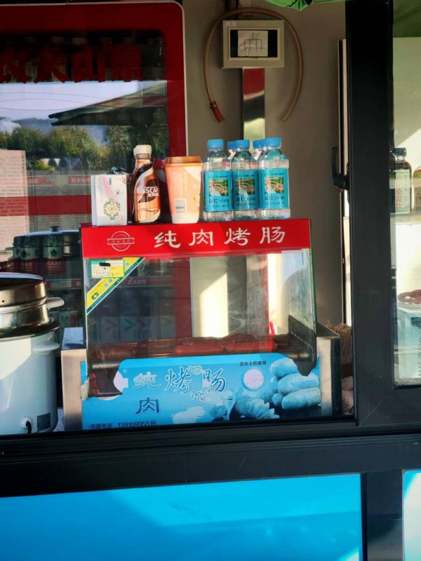 探望|烤肠大卖、暖锅喜跃、栈房勉力、快闪受捧，一场电竞赛事的经济摇荡